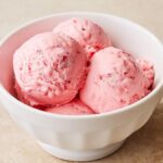 Gelado de morango com natas e leite condensado