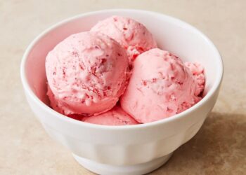 Gelado de morango com natas e leite condensado