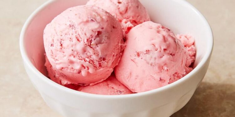 Gelado de morango com natas e leite condensado