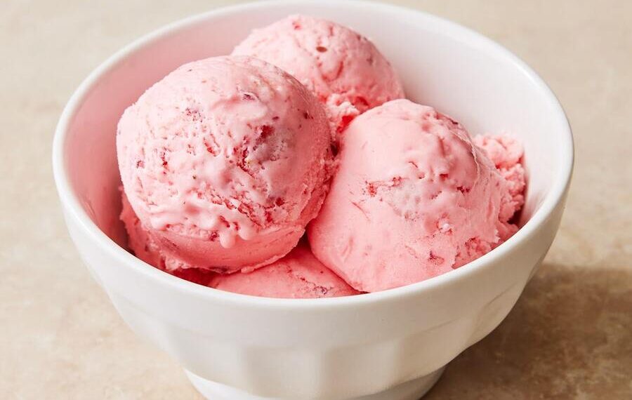 Gelado de morango com natas e leite condensado