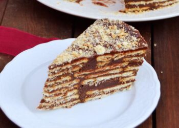 Bolo de bolacha com cobertura de chocolate