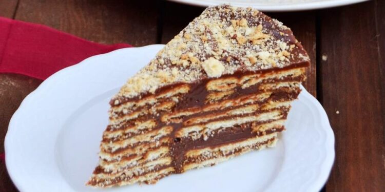 Bolo de bolacha com cobertura de chocolate