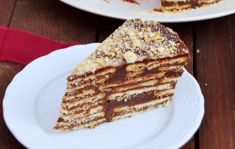 Bolo de bolacha com cobertura de chocolate
