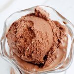 Gelado de natas e chocolate