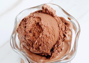 Gelado de natas e chocolate