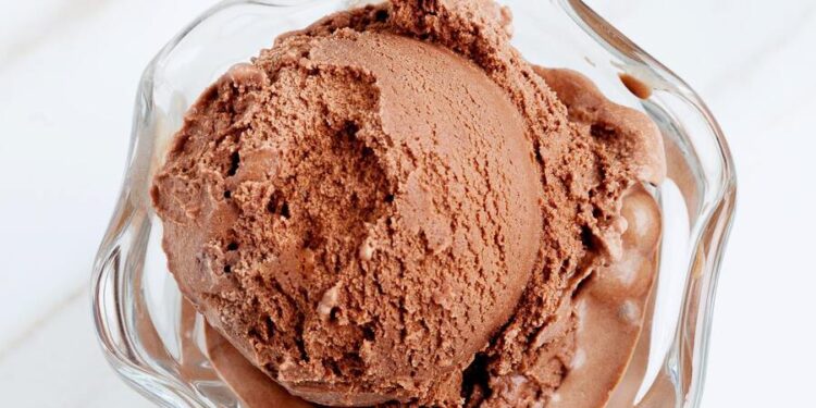 Gelado de natas e chocolate