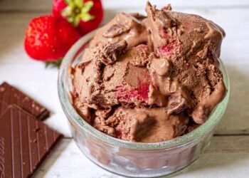 Gelado de morango e chocolate