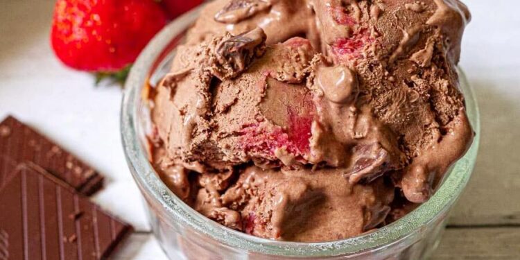 Gelado de morango e chocolate