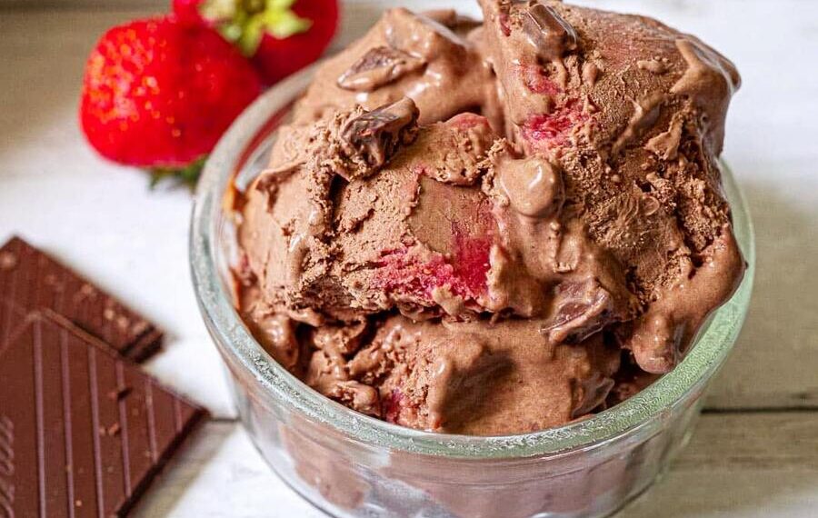 Gelado de morango e chocolate