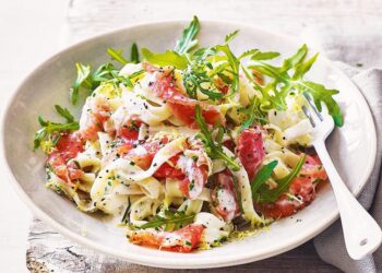 Salada de salmão com massa