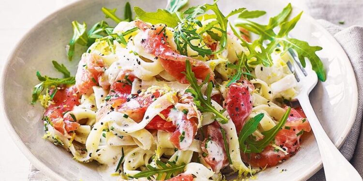 Salada de salmão com massa