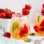 Sangria com espumante e morangos