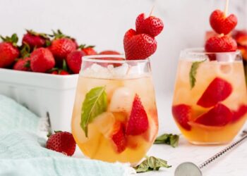 Sangria com espumante e morangos