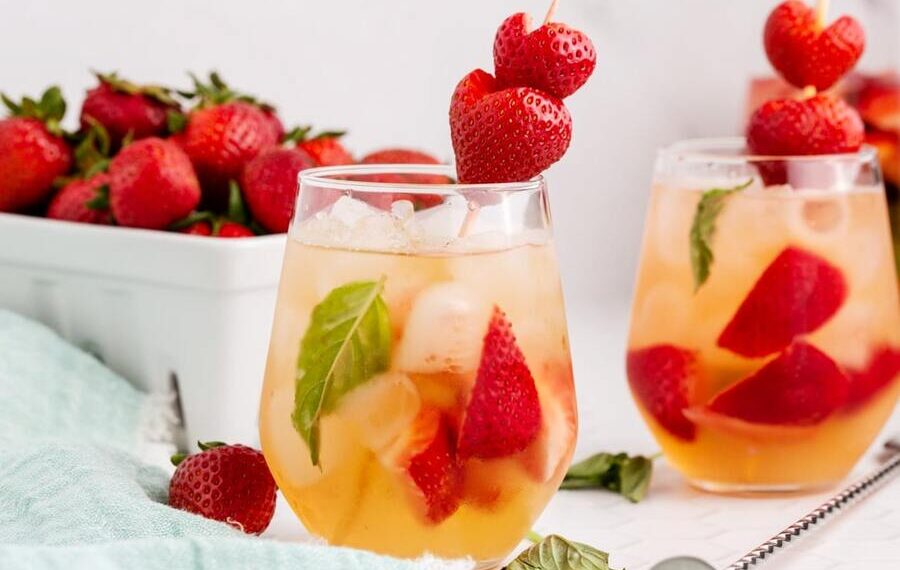 Sangria com espumante e morangos