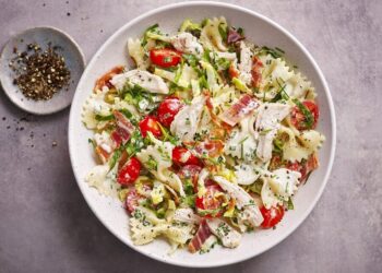 Salada de frango com massa