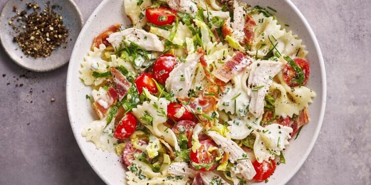 Salada de frango com massa