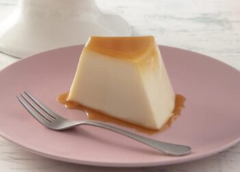 Pudim com gelatina e leite condensado