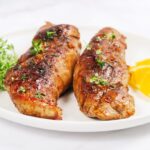 Peito de frango no forno no forno com mel e alho