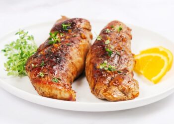 Peito de frango no forno no forno com mel e alho