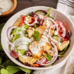 Salada de frango com molho de iogurte
