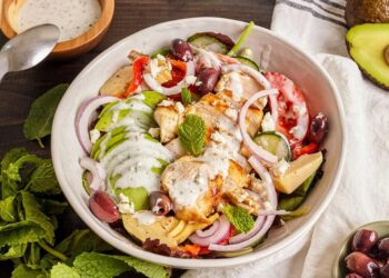 Salada de frango com molho de iogurte