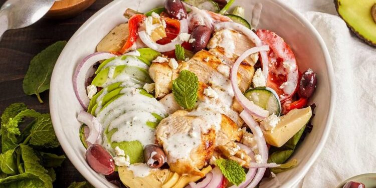 Salada de frango com molho de iogurte