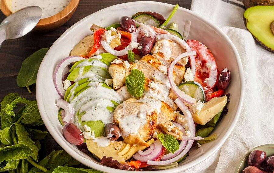 Salada de frango com molho de iogurte