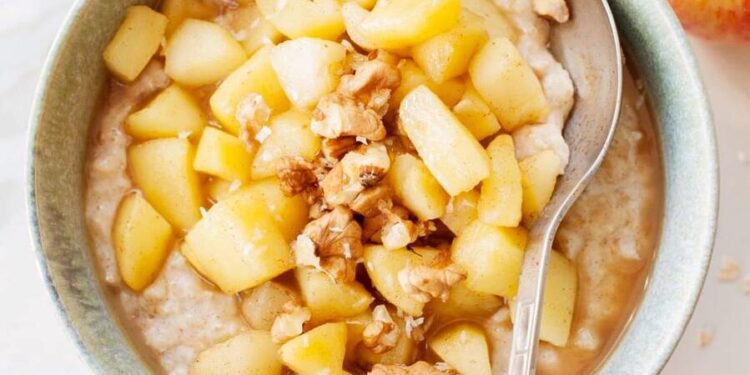 Papas de aveia no forno com maçã e nozes