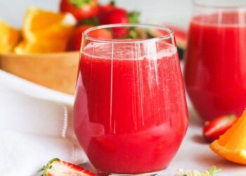 Sumo natural de melancia e morango