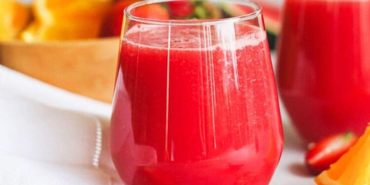 Sumo natural de melancia e morango