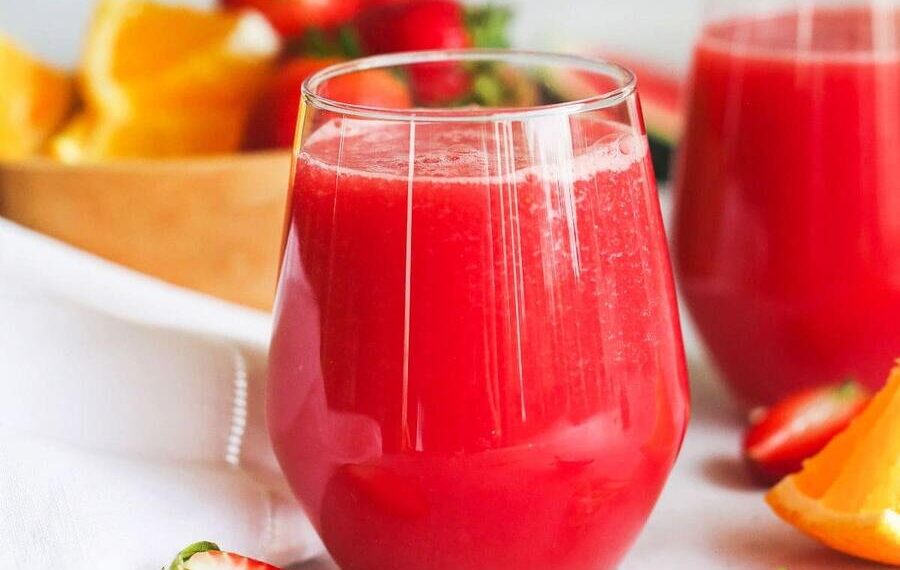 Sumo natural de melancia e morango