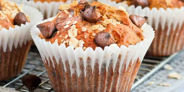 Muffins de banana, aveia e pepitas de chocolate