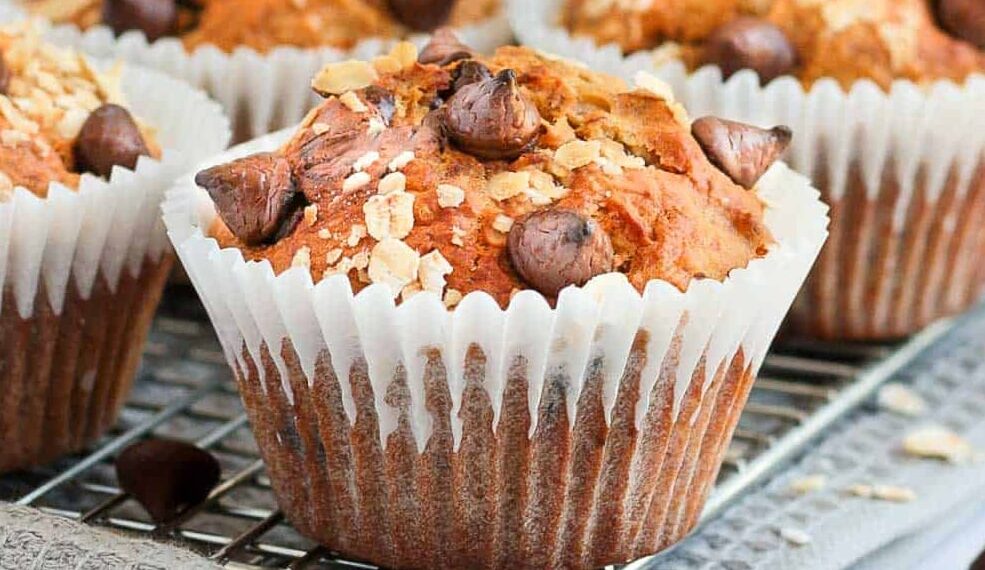 Muffins de banana, aveia e pepitas de chocolate