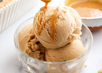 Gelado de amendoim cremoso com iogurte