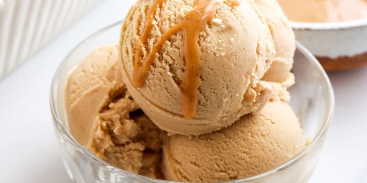 Gelado de amendoim cremoso com iogurte