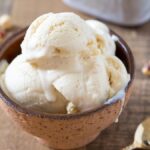 Gelado de avelã cremoso com iogurte