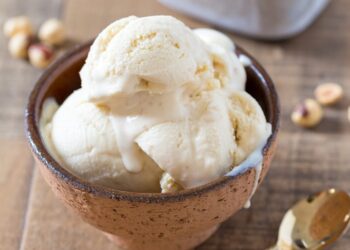 Gelado de avelã cremoso com iogurte