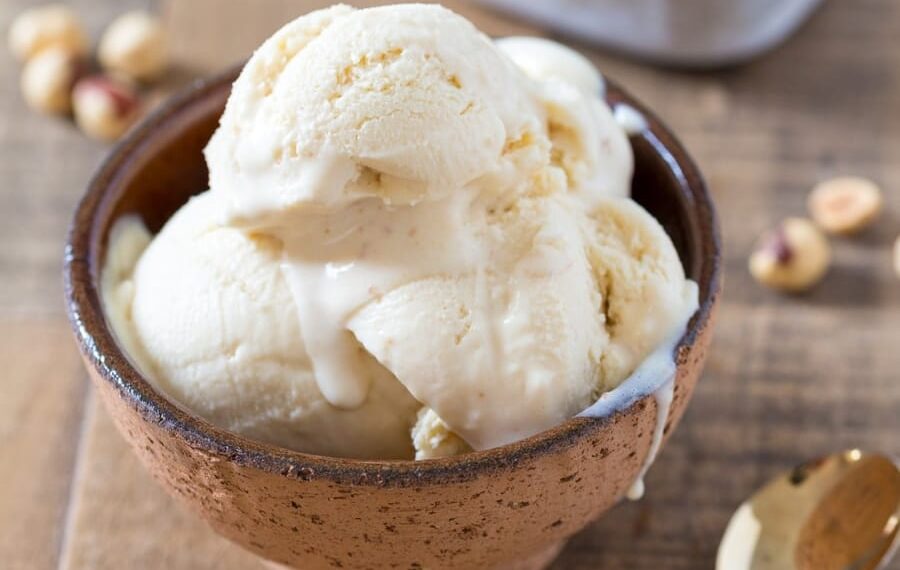 Gelado de avelã cremoso com iogurte