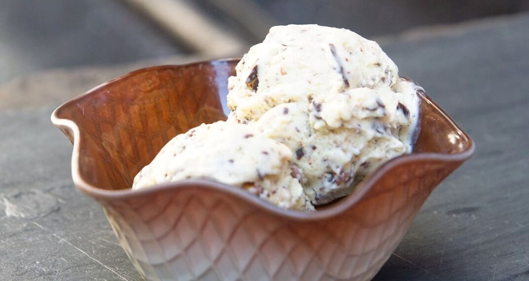 Gelado de amêndoa cremoso com iogurte