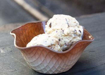 Gelado de amêndoa cremoso com iogurte