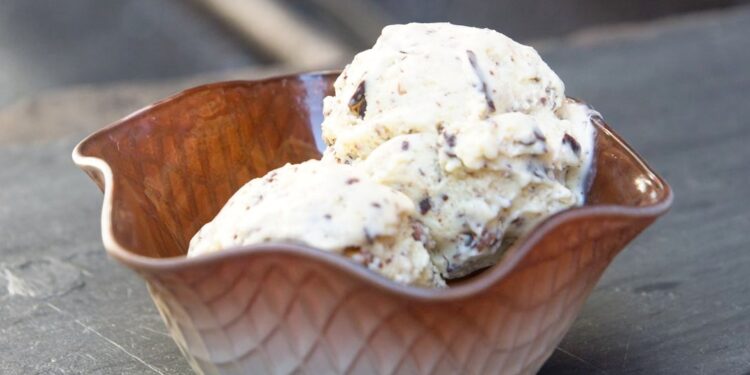 Gelado de amêndoa cremoso com iogurte