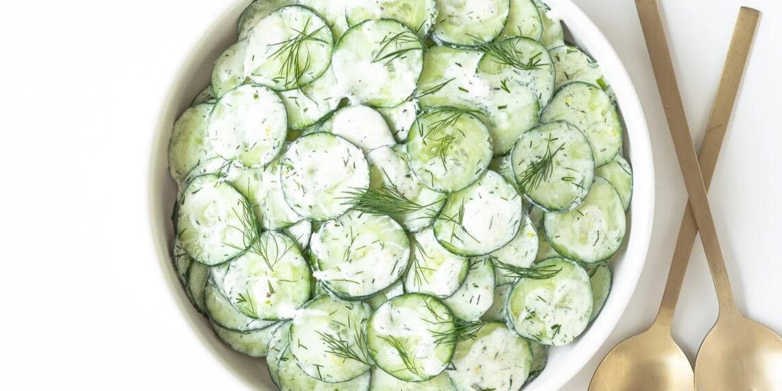 Salada de pepino com molho de iogurte
