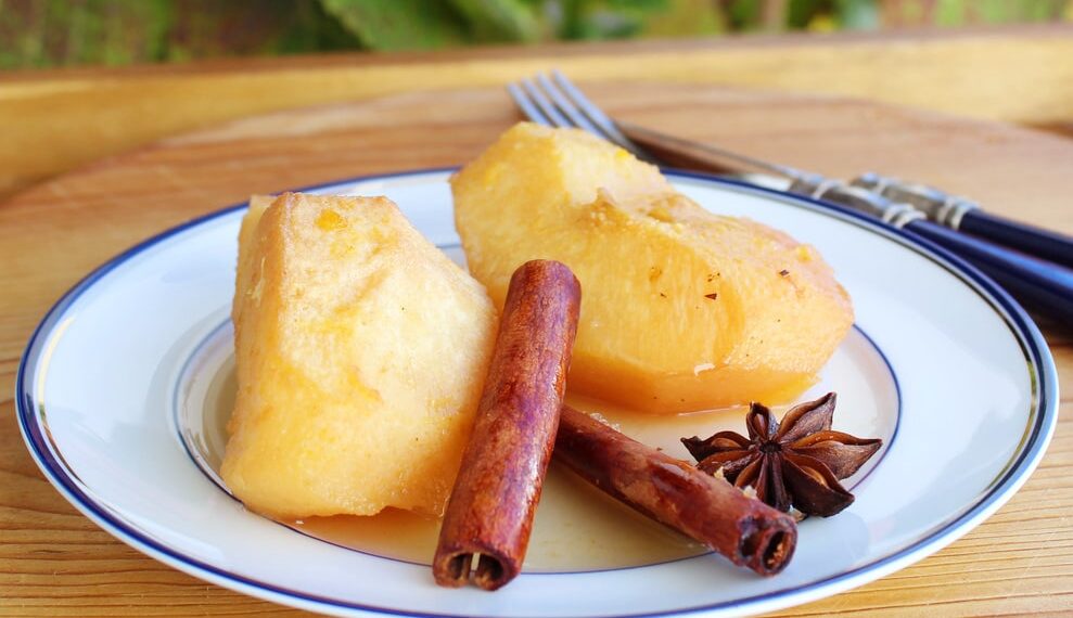 Marmelos no forno com mel e canela