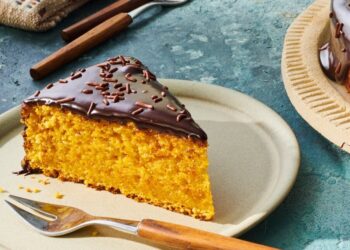 Bolo de cenoura com chocolate húmido e fofinho