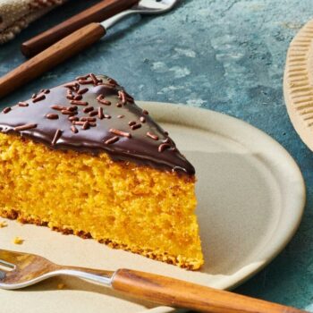 Bolo de cenoura com chocolate húmido e fofinho