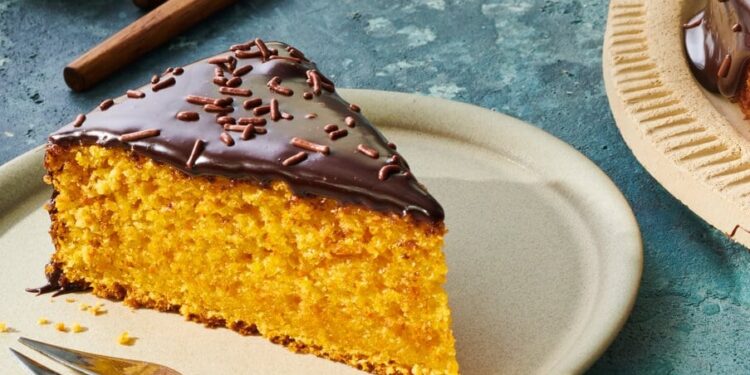 Bolo de cenoura com chocolate húmido e fofinho