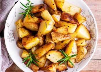 Batatas assadas no forno com erva-doce