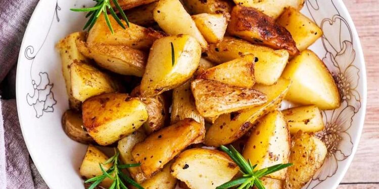 Batatas assadas no forno com erva-doce