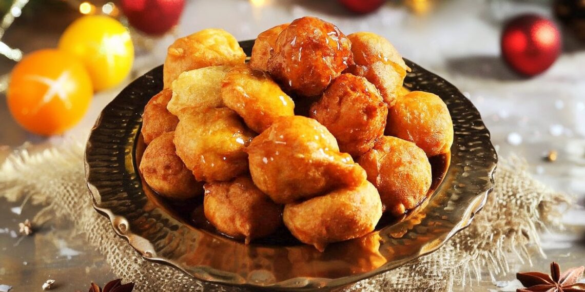 Sonhos tradicionais com calda de açúcar e canela