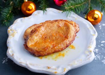 Fatias douradas com calda de laranja